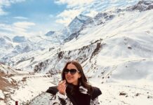 Sara Ali Khan Instagram - Parvato Mein Parathe 🫓🥔🥲 Jannat in Pahade 🏔️🏔️🏔️ Chalti Rahi Coffee ke Sahare ☕️☕️ Barf mein bhi Bahaare 💕❄️ Toh Azmaao yeh Nazaare 🤩🙏🏻 Spiti Valley