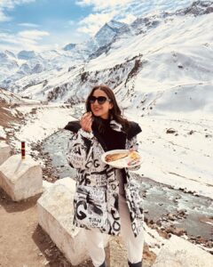 Sara Ali Khan Instagram - Parvato Mein Parathe 🫓🥔🥲 Jannat in Pahade 🏔️🏔️🏔️ Chalti Rahi Coffee ke Sahare ☕️☕️ Barf mein bhi Bahaare 💕❄️ Toh Azmaao yeh Nazaare 🤩🙏🏻 Spiti Valley
