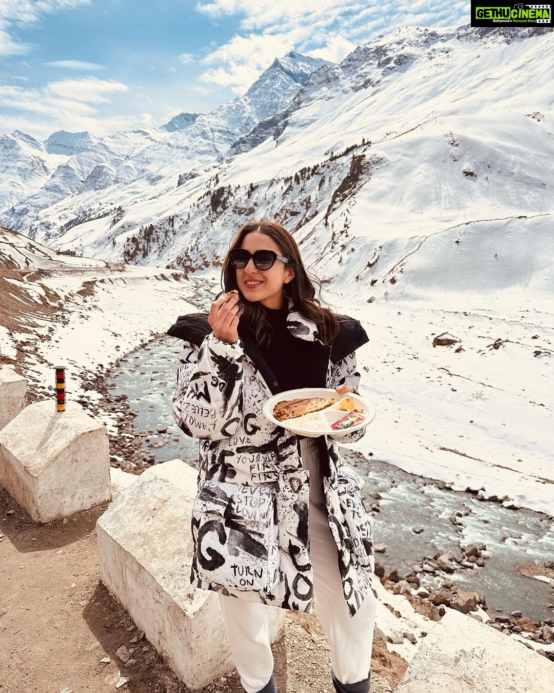 Sara Ali Khan Instagram - Parvato Mein Parathe 🫓🥔🥲 Jannat in Pahade 🏔️🏔️🏔️ Chalti Rahi Coffee ke Sahare ☕️☕️ Barf mein bhi Bahaare 💕❄️ Toh Azmaao yeh Nazaare 🤩🙏🏻 Spiti Valley
