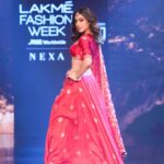 Sara Ali Khan Instagram - Masoom Phool trying to Bloom 🌹🌹🌹 When you have roses no need for perfume ❤️ @punitbalanaofficial @lakmeindia @fdciofficial @r1seworldwide @nexaexperience