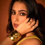 Sara Ali Khan Instagram - Girl Power 💥💛💜 @chitrangda 📸: @tejasnerurkarr 💄: @vardannayak 💇‍♀️: @the.mad.hair.scientist 👗: @lakshmilehr @davidkomalondon