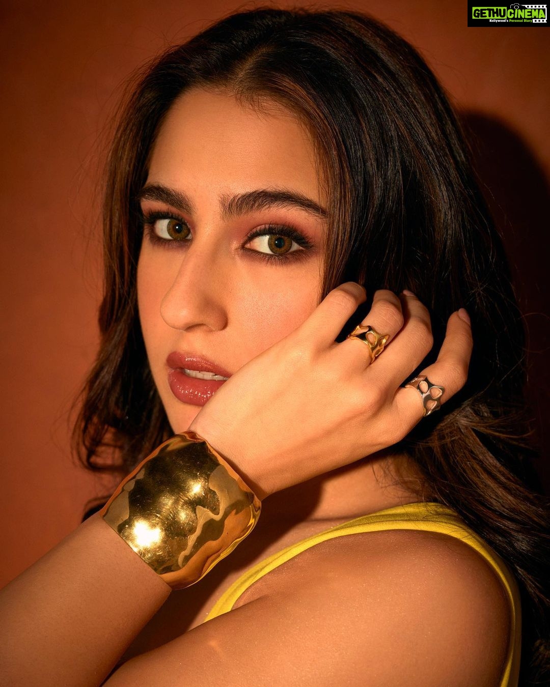 Sara Ali Khan Instagram - Girl Power 💥💛💜 @chitrangda 📸: @tejasnerurkarr 💄: @vardannayak 💇♀️: @the.mad.hair.scientist 👗: @lakshmilehr @davidkomalondon