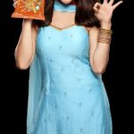 Sara Ali Khan Instagram - Finally I can tell you all happily I’m part of this chatpatta Family 🌶️ Ab Kurkure mai lagega Sara ka tadka! Everyone should enjoy it all ladies and ladka 💁🏻‍♀️ Iss family mai masala na hoga kam Fine for masti, tasty, zayekedar fun 🤩 @kurkuresnacks #Kurkure #SaraAliKhan #KurkureFamily #AbLagaMasala #Masti #Chatpata #ad