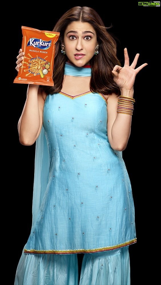 Sara Ali Khan Instagram - Finally I can tell you all happily I’m part of this chatpatta Family 🌶️ Ab Kurkure mai lagega Sara ka tadka! Everyone should enjoy it all ladies and ladka 💁🏻♀️ Iss family mai masala na hoga kam Fine for masti, tasty, zayekedar fun 🤩 @kurkuresnacks #Kurkure #SaraAliKhan #KurkureFamily #AbLagaMasala #Masti #Chatpata #ad