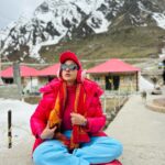 Sara Ali Khan Instagram - The first time I came to these places- I had never faced a camera 🎥 Today I can’t imagine my life without it. Thank you Kedarnath for making me who I am and giving me all that I have. 🌙☀️⛰️🎥🙏🏻❤️🌌 Very few people are lucky enough to come to you, and I am full of gratitude and appreciation that I can come back to just thank you. Jai Bholenath 🙏🏻 Uttarakhand - The Heaven On Earth