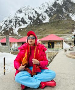 Sara Ali Khan Instagram - The first time I came to these places- I had never faced a camera 🎥 
Today I can’t imagine my life without it.
Thank you Kedarnath for making me who I am and giving me all that I have. 
🌙☀️⛰️🎥🙏🏻❤️🌌
Very few people are lucky enough to come to you, and I am full of gratitude and appreciation that I can come back to just thank you. 
Jai Bholenath 🙏🏻