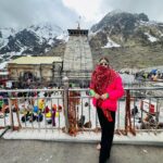 Sara Ali Khan Instagram - The first time I came to these places- I had never faced a camera 🎥 Today I can’t imagine my life without it. Thank you Kedarnath for making me who I am and giving me all that I have. 🌙☀️⛰️🎥🙏🏻❤️🌌 Very few people are lucky enough to come to you, and I am full of gratitude and appreciation that I can come back to just thank you. Jai Bholenath 🙏🏻 Uttarakhand - The Heaven On Earth