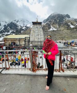 Sara Ali Khan Instagram - The first time I came to these places- I had never faced a camera 🎥 
Today I can’t imagine my life without it.
Thank you Kedarnath for making me who I am and giving me all that I have. 
🌙☀️⛰️🎥🙏🏻❤️🌌
Very few people are lucky enough to come to you, and I am full of gratitude and appreciation that I can come back to just thank you. 
Jai Bholenath 🙏🏻