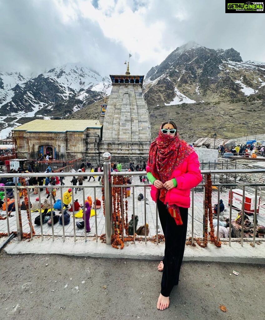 Sara Ali Khan Instagram - The first time I came to these places- I had never faced a camera 🎥 Today I can’t imagine my life without it. Thank you Kedarnath for making me who I am and giving me all that I have. 🌙☀️⛰️🎥🙏🏻❤️🌌 Very few people are lucky enough to come to you, and I am full of gratitude and appreciation that I can come back to just thank you. Jai Bholenath 🙏🏻 Uttarakhand - The Heaven On Earth