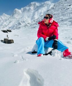 Sara Ali Khan Instagram - The first time I came to these places- I had never faced a camera 🎥 
Today I can’t imagine my life without it.
Thank you Kedarnath for making me who I am and giving me all that I have. 
🌙☀️⛰️🎥🙏🏻❤️🌌
Very few people are lucky enough to come to you, and I am full of gratitude and appreciation that I can come back to just thank you. 
Jai Bholenath 🙏🏻