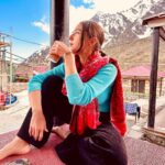 Sara Ali Khan Instagram - The first time I came to these places- I had never faced a camera 🎥 Today I can’t imagine my life without it. Thank you Kedarnath for making me who I am and giving me all that I have. 🌙☀️⛰️🎥🙏🏻❤️🌌 Very few people are lucky enough to come to you, and I am full of gratitude and appreciation that I can come back to just thank you. Jai Bholenath 🙏🏻 Uttarakhand - The Heaven On Earth
