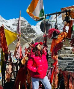 Sara Ali Khan Instagram - The first time I came to these places- I had never faced a camera 🎥 
Today I can’t imagine my life without it.
Thank you Kedarnath for making me who I am and giving me all that I have. 
🌙☀️⛰️🎥🙏🏻❤️🌌
Very few people are lucky enough to come to you, and I am full of gratitude and appreciation that I can come back to just thank you. 
Jai Bholenath 🙏🏻