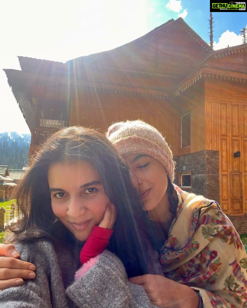 Sara Ali Khan Instagram - Hello Full Moon Phase 🌕💫✨🙏🏻 Snow-clad mountains 🏔️ with sunny rays 🌄 Sitting by the fire 💁🏻‍♀️enjoying the flame 🔥 the haze 🌌 Nights are warm, sun-kissed swim in the days 🏊‍♀️ Phones been off this week so time to hear what sara says 🗣️🙊 #purnima #fullmoon