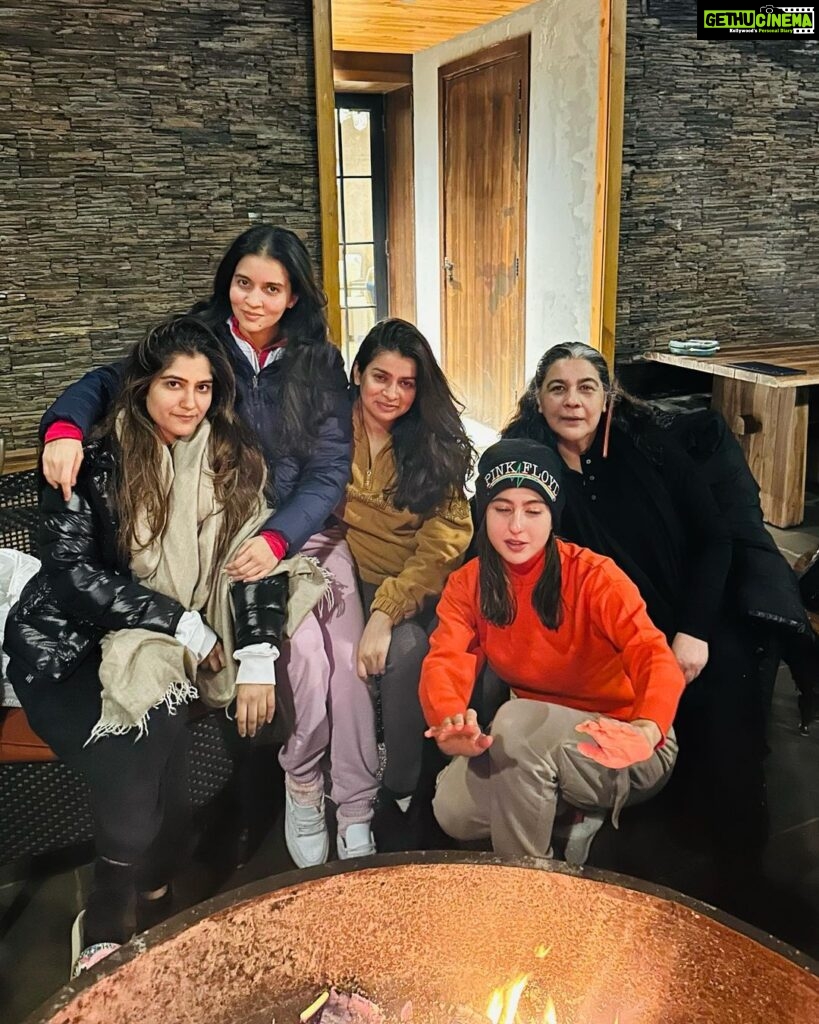Sara Ali Khan Instagram - Hello Full Moon Phase 🌕💫✨🙏🏻 Snow-clad mountains 🏔️ with sunny rays 🌄 Sitting by the fire 💁🏻‍♀️enjoying the flame 🔥 the haze 🌌 Nights are warm, sun-kissed swim in the days 🏊‍♀️ Phones been off this week so time to hear what sara says 🗣️🙊 #purnima #fullmoon