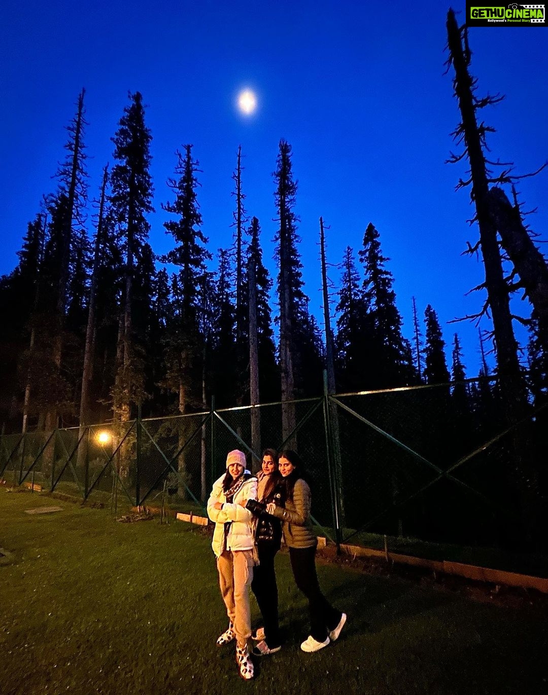 Sara Ali Khan Instagram - Hello Full Moon Phase 🌕💫✨🙏🏻 Snow-clad mountains 🏔️ with sunny rays 🌄 Sitting by the fire 💁🏻♀️enjoying the flame 🔥 the haze 🌌 Nights are warm, sun-kissed swim in the days 🏊♀️ Phones been off this week so time to hear what sara says 🗣️🙊 #purnima #fullmoon