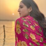 Sara Ali Khan Instagram - Somya ka sun☀️💓 Theatres mein aao and karo fun 🍿🎬 Behlao hamara heart aur mann ☮️💜 #ZaraHatkeZaraBachke out today!!!!