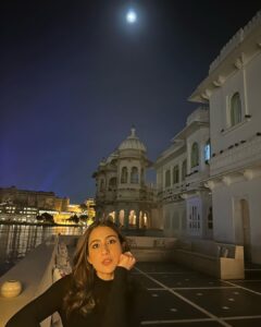 Sara Ali Khan Instagram - ☀️ 🌙 🏊‍♀️🙏🏻☮️💟 Udaipur - The City of Lakes