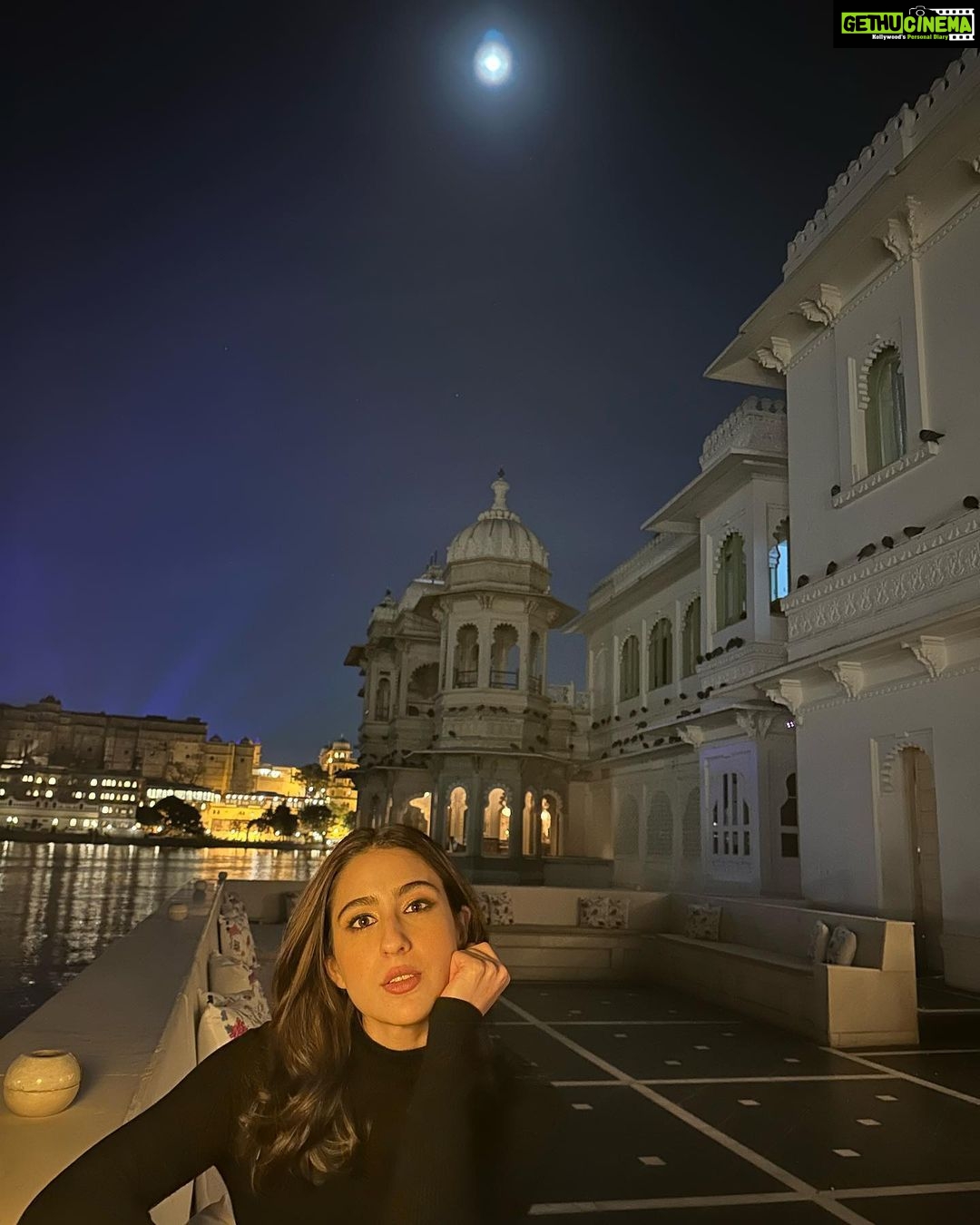 Sara Ali Khan Instagram - ☀️ 🌙 🏊♀️🙏🏻☮️💟 Udaipur - The City of Lakes