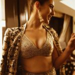 Sara Ali Khan Instagram - Always sold on gold ✨✨✨ 📸: @sashajairam 👗: @manishmalhotra05 @manishmalhotraworld 💄: @adrianjacobsofficial 💇‍♀️: @kantamotwani Nita Mukesh Ambani Cultural Centre