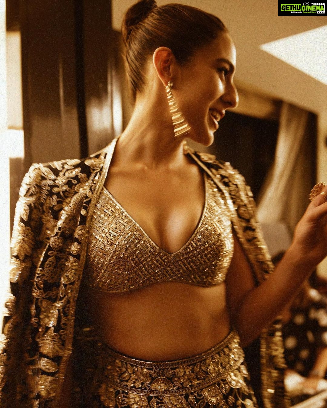Sara Ali Khan Instagram - Always sold on gold ✨✨✨ 📸: @sashajairam 👗: @manishmalhotra05 @manishmalhotraworld 💄: @adrianjacobsofficial 💇♀️: @kantamotwani Nita Mukesh Ambani Cultural Centre