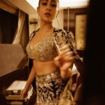 Sara Ali Khan Instagram - Always sold on gold ✨✨✨ 📸: @sashajairam 👗: @manishmalhotra05 @manishmalhotraworld 💄: @adrianjacobsofficial 💇‍♀️: @kantamotwani Nita Mukesh Ambani Cultural Centre