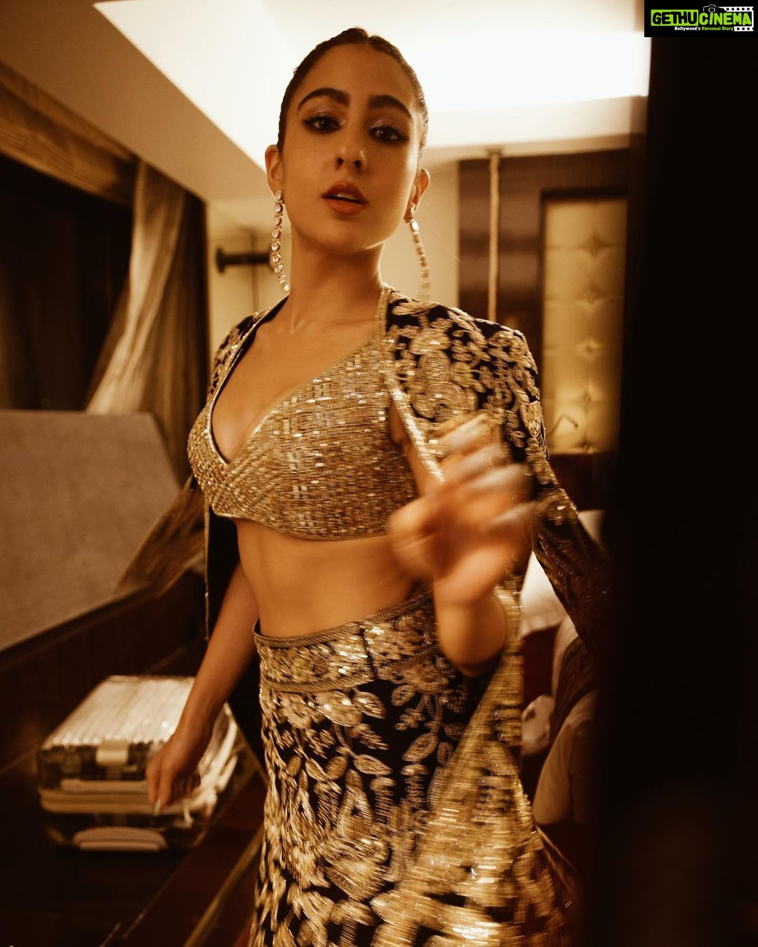 Sara Ali Khan Instagram - Always sold on gold ✨✨✨ 📸: @sashajairam 👗: @manishmalhotra05 @manishmalhotraworld 💄: @adrianjacobsofficial 💇♀️: @kantamotwani Nita Mukesh Ambani Cultural Centre