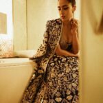 Sara Ali Khan Instagram – Always sold on gold ✨✨✨
📸: @sashajairam 
👗: @manishmalhotra05 @manishmalhotraworld 
💄: @adrianjacobsofficial 
💇‍♀️: @kantamotwani Nita Mukesh Ambani Cultural Centre