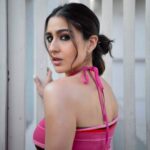 Sara Ali Khan Instagram - Pink is a mood 💕💕💕 Candy is a food 🍭 @lakshmilehr @vardannayak @ayeshadevitre @rishabhkphotography