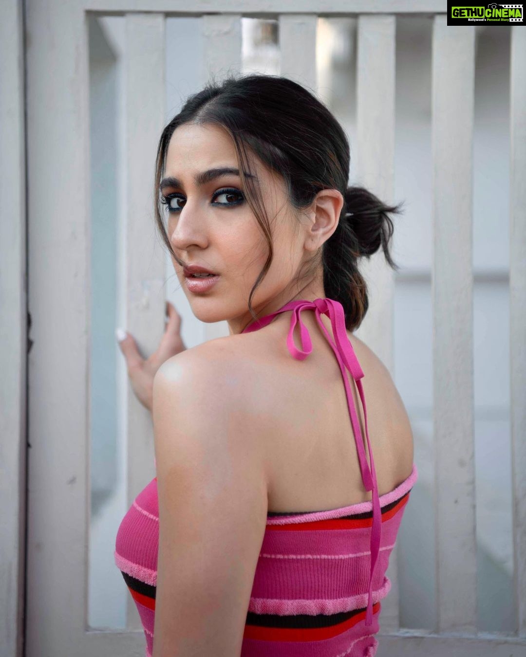 Sara Ali Khan Instagram - Pink is a mood 💕💕💕 Candy is a food 🍭 @lakshmilehr @vardannayak @ayeshadevitre @rishabhkphotography