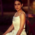 Sara Ali Khan Instagram – Wearing White 🤍
Waiting for gaslight 💡
Hope you’ll have a fright 👻 
But also a great night 📺
So sit tight ⏰

#gaslight on 31st March on @disneyplushotstar 

👗: @lakshmilehr @gaurvivdesai @alexperryofficial 
💄: @vardannayak 
💇‍♀️: @souravv_roy_ 
📸: @rohnpingalay