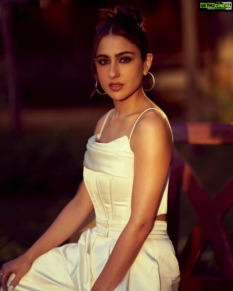 Sara Ali Khan Instagram - Wearing White 🤍 Waiting for gaslight 💡 Hope you’ll have a fright 👻 But also a great night 📺 So sit tight ⏰ #gaslight on 31st March on @disneyplushotstar 👗: @lakshmilehr @gaurvivdesai @alexperryofficial 💄: @vardannayak 💇‍♀️: @souravv_roy_ 📸: @rohnpingalay