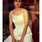 Sara Ali Khan Instagram – Wearing White 🤍
Waiting for gaslight 💡
Hope you’ll have a fright 👻 
But also a great night 📺
So sit tight ⏰

#gaslight on 31st March on @disneyplushotstar 

👗: @lakshmilehr @gaurvivdesai @alexperryofficial 
💄: @vardannayak 
💇‍♀️: @souravv_roy_ 
📸: @rohnpingalay
