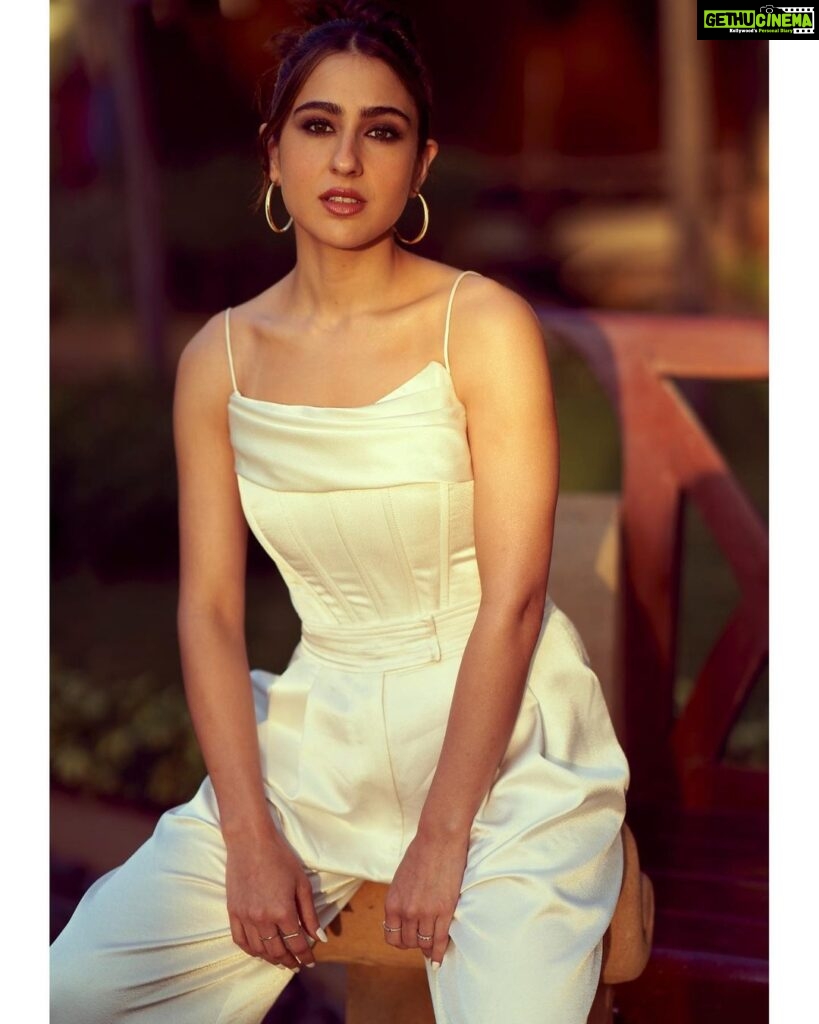 Sara Ali Khan Instagram - Wearing White 🤍 Waiting for gaslight 💡 Hope you’ll have a fright 👻 But also a great night 📺 So sit tight ⏰ #gaslight on 31st March on @disneyplushotstar 👗: @lakshmilehr @gaurvivdesai @alexperryofficial 💄: @vardannayak 💇‍♀️: @souravv_roy_ 📸: @rohnpingalay