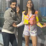 Sara Ali Khan Instagram - Agar #TereVaaste mein knock knock ✊🏻 layi toh #PhirAurKyaChahiye Abhi @vickykaushal09 se #paap na lage Bringing much better humour to all of you tomorrow!! #ZaraHatkeZaraBachke out on 2nd June in cinemas 🍿🎉🎬📽️