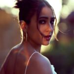 Sara Ali Khan Instagram - Wearing White 🤍 Waiting for gaslight 💡 Hope you’ll have a fright 👻 But also a great night 📺 So sit tight ⏰ #gaslight on 31st March on @disneyplushotstar 👗: @lakshmilehr @gaurvivdesai @alexperryofficial 💄: @vardannayak 💇‍♀️: @souravv_roy_ 📸: @rohnpingalay