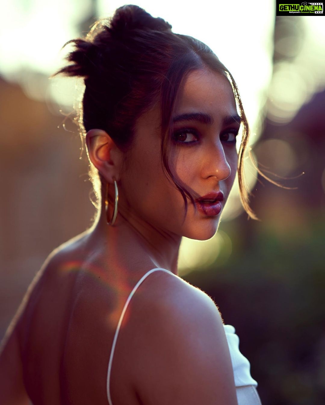 Sara Ali Khan Instagram - Wearing White π€ Waiting for gaslight π‘ Hope youβll have a fright π» But also a great night πΊ So sit tight β° #gaslight on 31st March on @disneyplushotstar π: @lakshmilehr @gaurvivdesai @alexperryofficial π: @vardannayak πββοΈ: @souravv_roy_ πΈ: @rohnpingalay