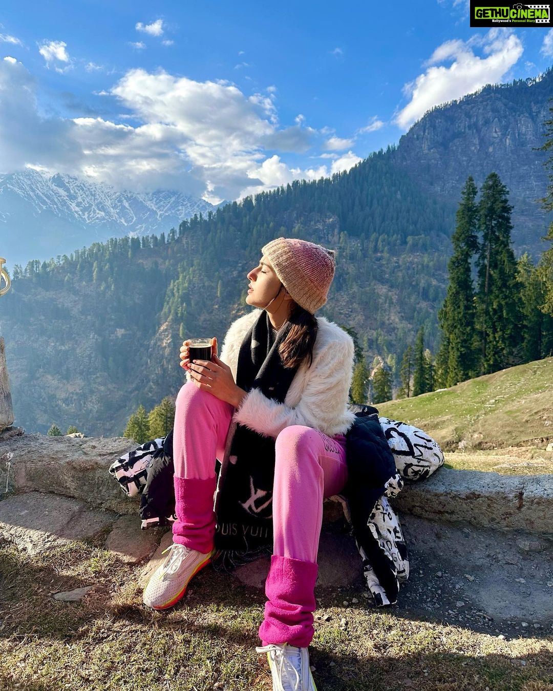Sara Ali Khan Instagram - Me aur Mera Mann in Manali 🏔️💜☮️💟 Bijli Mahadev Temple