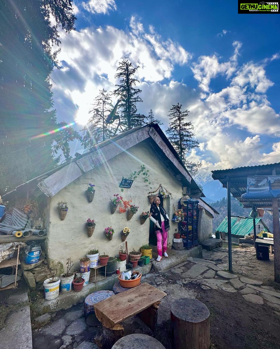 Sara Ali Khan Instagram - Me aur Mera Mann in Manali 🏔️💜☮️💟 Bijli Mahadev Temple