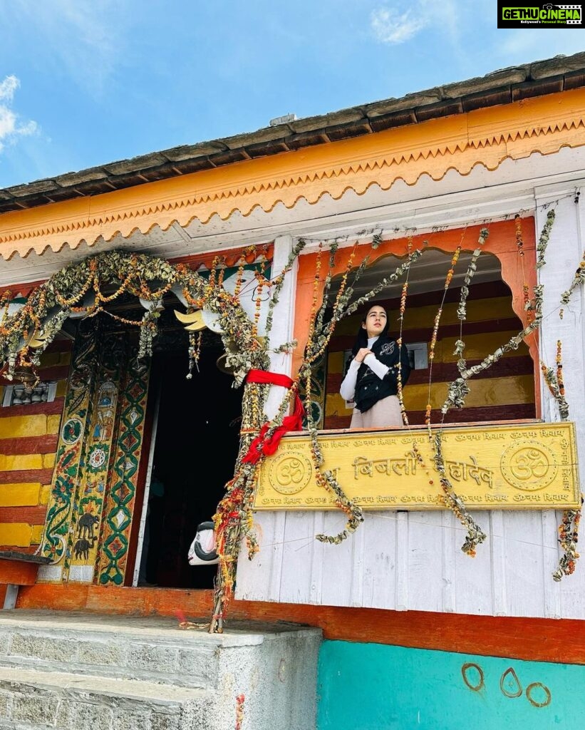 Sara Ali Khan Instagram - Me aur Mera Mann in Manali 🏔️💜☮️💟 Bijli Mahadev Temple