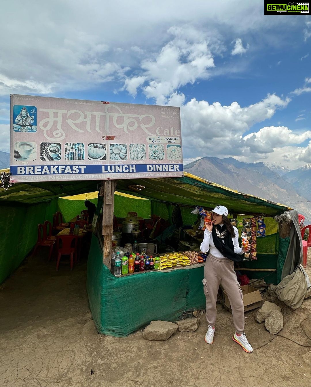 Sara Ali Khan Instagram - Me aur Mera Mann in Manali 🏔️💜☮️💟 Bijli Mahadev Temple