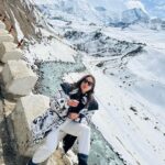 Sara Ali Khan Instagram – Parvato Mein Parathe 🫓🥔🥲
Jannat in Pahade 🏔️🏔️🏔️
Chalti Rahi Coffee ke Sahare ☕️☕️
Barf mein bhi Bahaare 💕❄️
Toh Azmaao yeh Nazaare 🤩🙏🏻 Spiti Valley