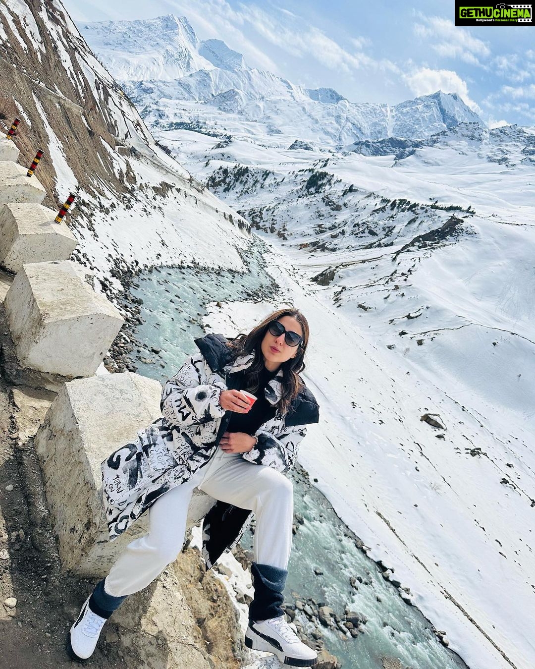 Sara Ali Khan Instagram - Parvato Mein Parathe 🫓🥔🥲 Jannat in Pahade 🏔️🏔️🏔️ Chalti Rahi Coffee ke Sahare ☕️☕️ Barf mein bhi Bahaare 💕❄️ Toh Azmaao yeh Nazaare 🤩🙏🏻 Spiti Valley