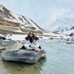 Sara Ali Khan Instagram – Parvato Mein Parathe 🫓🥔🥲
Jannat in Pahade 🏔️🏔️🏔️
Chalti Rahi Coffee ke Sahare ☕️☕️
Barf mein bhi Bahaare 💕❄️
Toh Azmaao yeh Nazaare 🤩🙏🏻 Spiti Valley