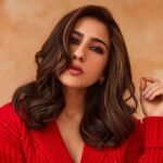 Sara Ali Khan Instagram - Keep your head, heels and standards high 👠 That’s what they say so I try 💁🏻‍♀️ Doesn’t really happen not gonna lie 🤷🏻‍♀️ But at least I manage stilettos even though they make me cry 😢 📸: @tejasnerurkarr 💄: @vardannayak 💇‍♀️: @the.mad.hair.scientist 👗: @lakshmilehr @davidkomalondon