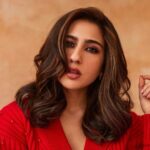 Sara Ali Khan Instagram - Keep your head, heels and standards high 👠 That’s what they say so I try 💁🏻‍♀️ Doesn’t really happen not gonna lie 🤷🏻‍♀️ But at least I manage stilettos even though they make me cry 😢 📸: @tejasnerurkarr 💄: @vardannayak 💇‍♀️: @the.mad.hair.scientist 👗: @lakshmilehr @davidkomalondon