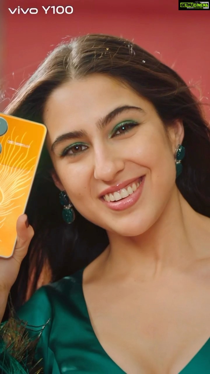 Sara Ali Khan Instagram - Did I say vivo Y100? π£οΈ Did you hear newest style sensation with innovative Color Changing Glass Finish π§π»ββοΈ Canβt wait for you guys to experience it π― #ColorMyStyle #vivoY100 #ItsMyStyle #5Gβ #partnership