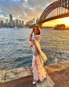 Sara Ali Khan Instagram - The horizon changes but the sun doesn’t ☀️💗
#constant #forever #peace