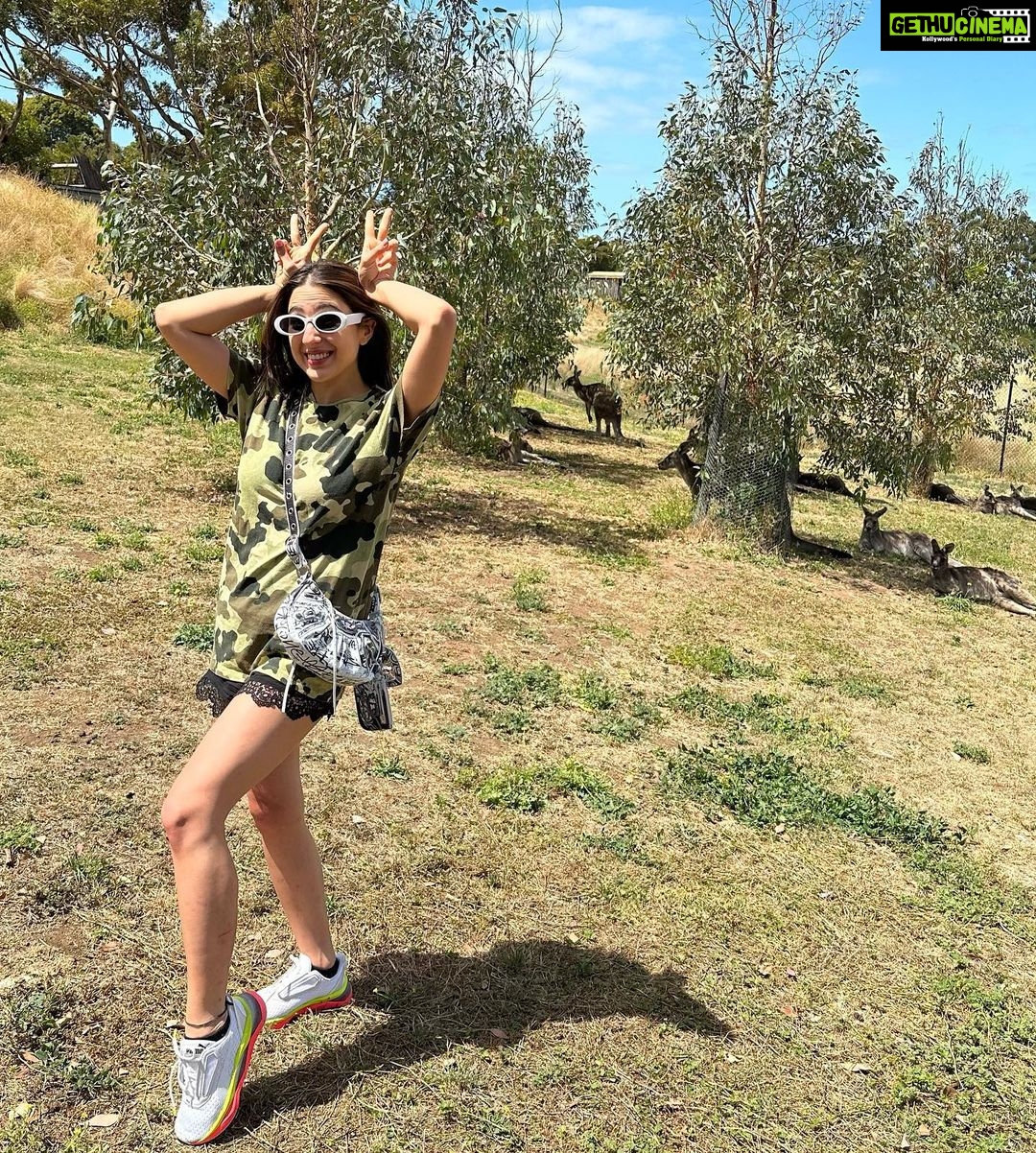 Sara Ali Khan Instagram - Sara in Sydney 🇦🇺 …& a minute in Melbourne 🦘🌊🌛☀️💕 Australia