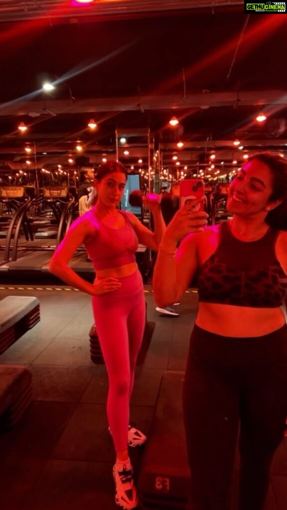 Sara Ali Khan Instagram - Bhagi Bhagi into 2023 🏃‍♀️💪🏋️‍♀️ Stay fit, happy and healthy! Happy new year 💕🪩 Keep moving and grooving 🏃‍♀️🕺🏻 And @kamiyaah welcome to the new year same sara 😳🥰