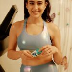Sara Ali Khan Instagram – Love working out but worried about sweat odour? 
Try Rexona Roll On! With its Motion Activated Technology, it works harder as you move and protects you from body odour for 72 hours! So girls, work hard and let Rexona work harder for you. 😉
@rexona.in 

#RexonaRollOn #StayShowerFreshAllDay
#partnership